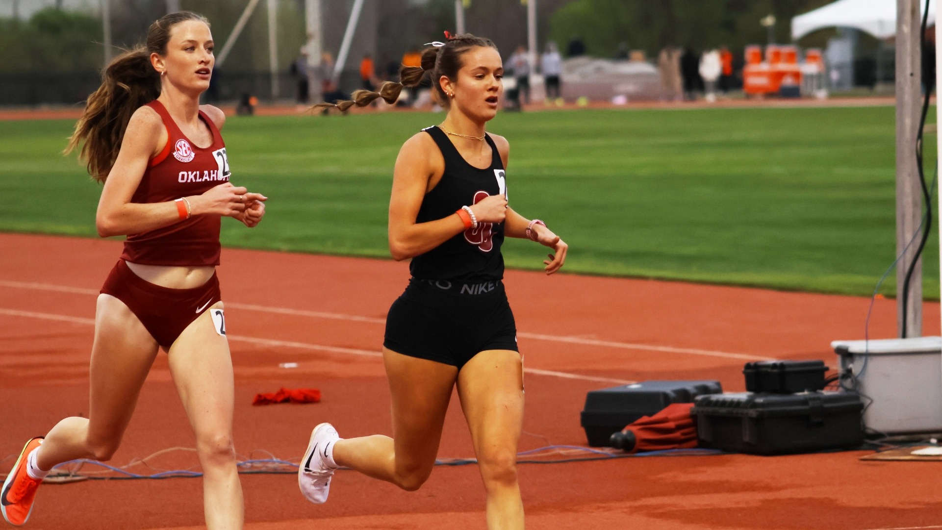 Kinley Kite running with OU runner