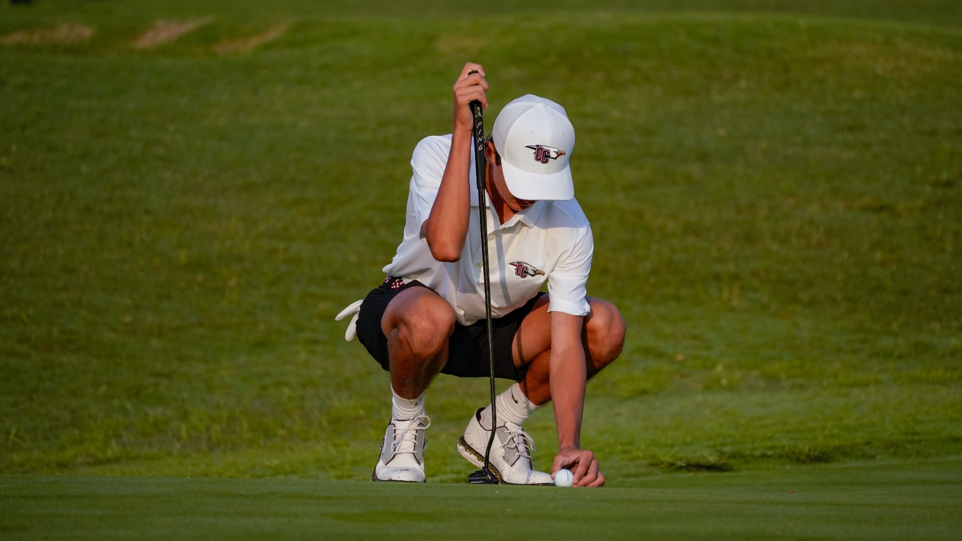 Hemelstrand lining up a putt
