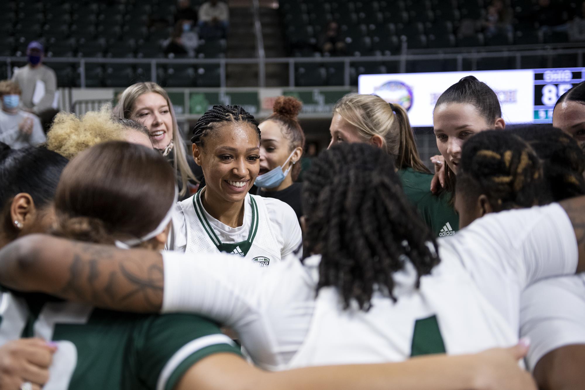 Hooks Sets MAC Scoring Record, Leads Ohio Women's Basketball To Victory