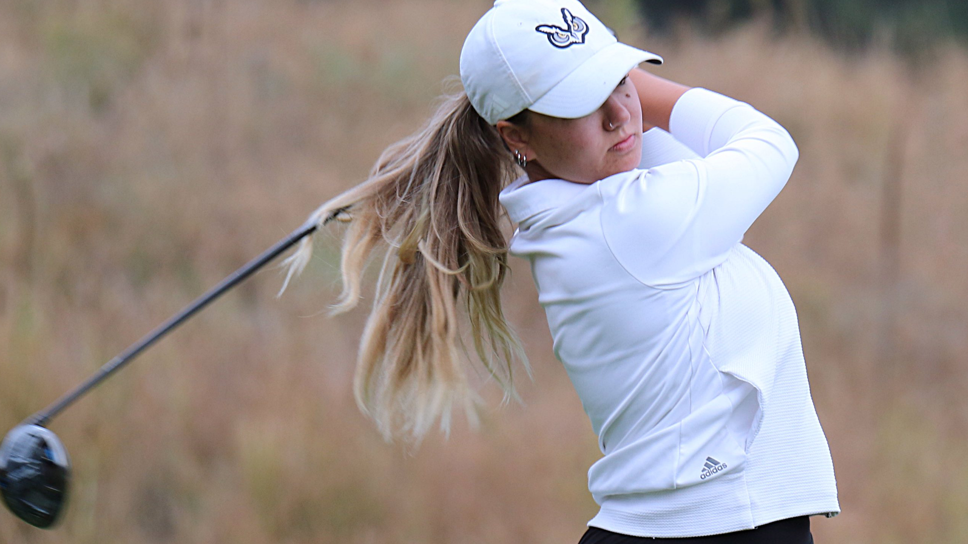 Baylee Hodgman taking a tee shot