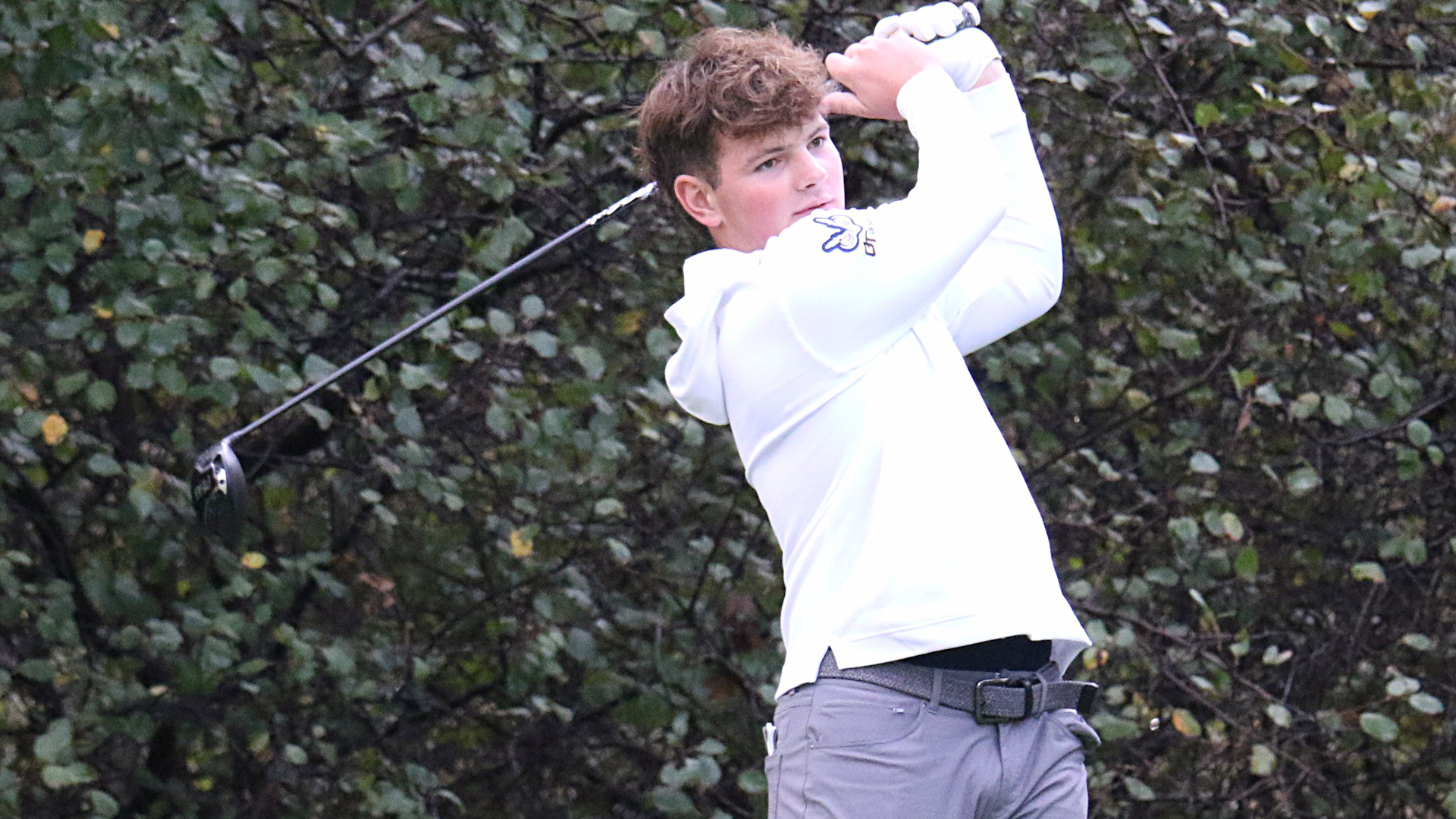 Silas Guzlas teeing off in golf