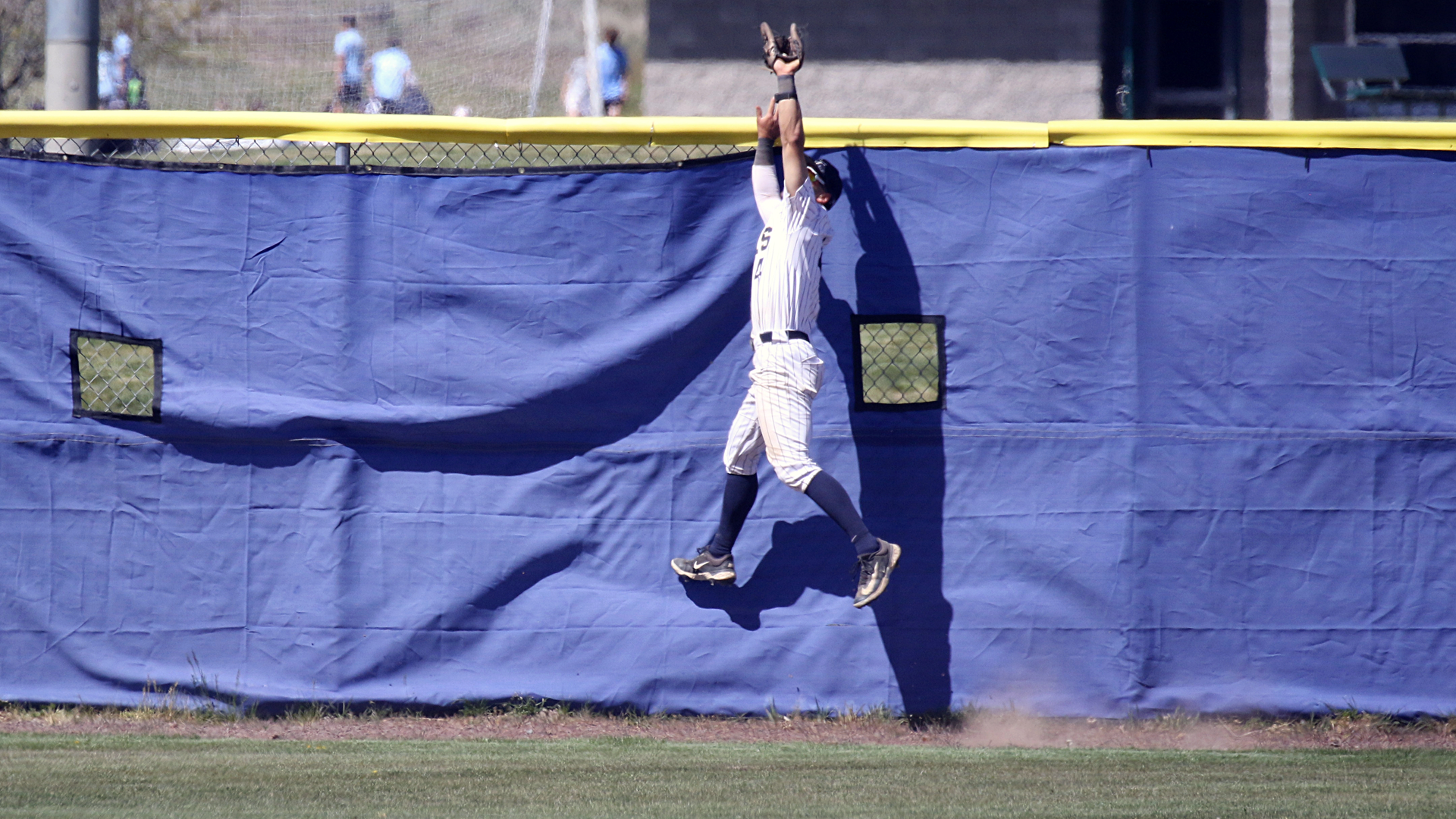 Mike O'Daniel robs home run with catch over fence