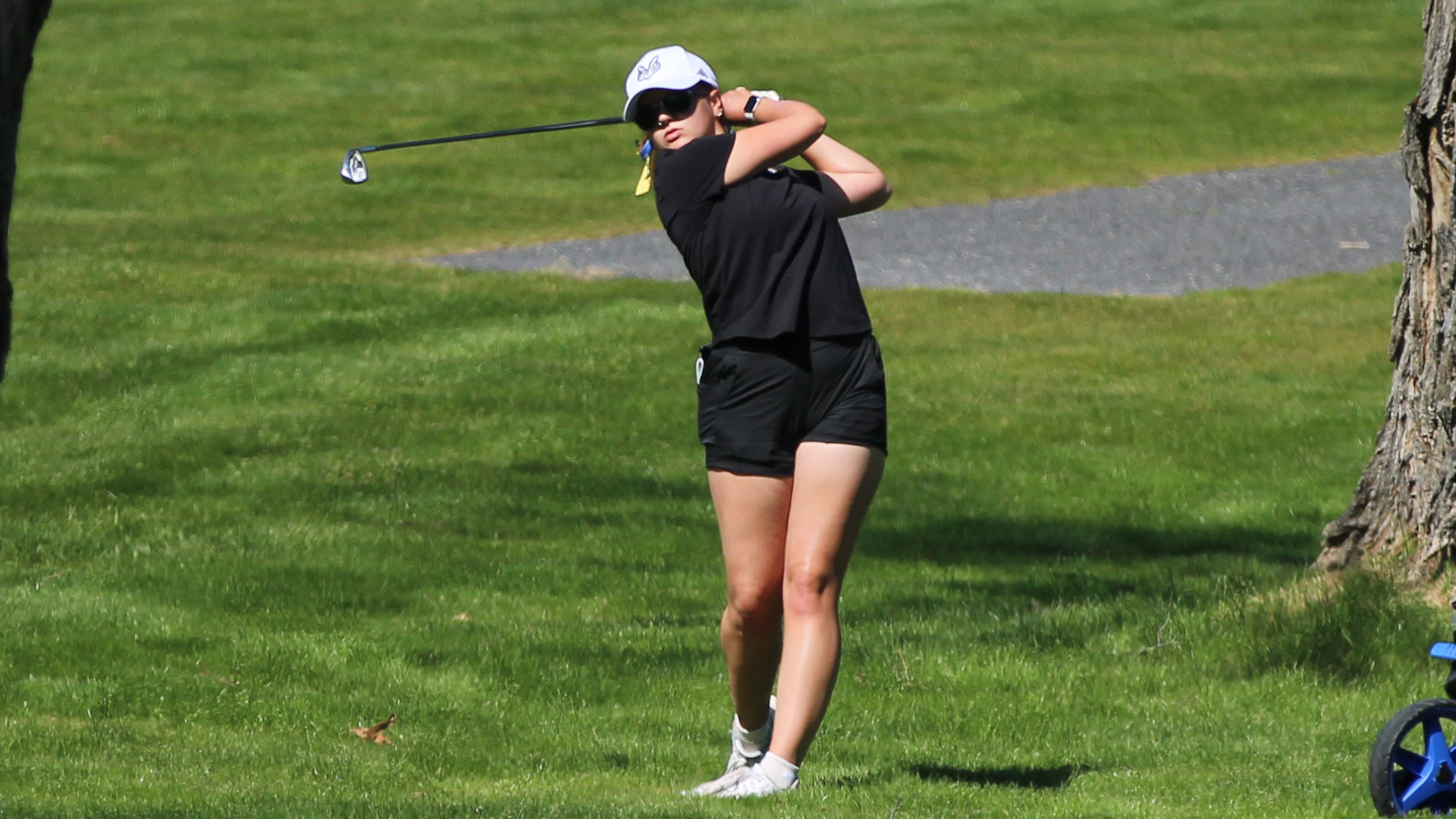 Baylee Hodgman swinging a golf club 