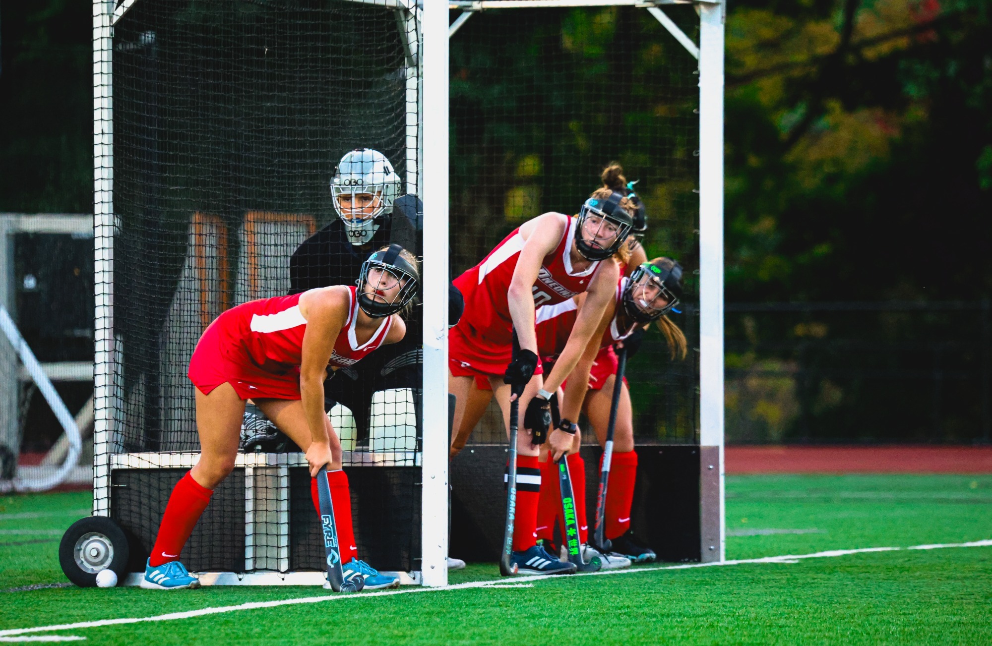 Eva Klessel with Red Dragon defenders getting ready for a penalty corner