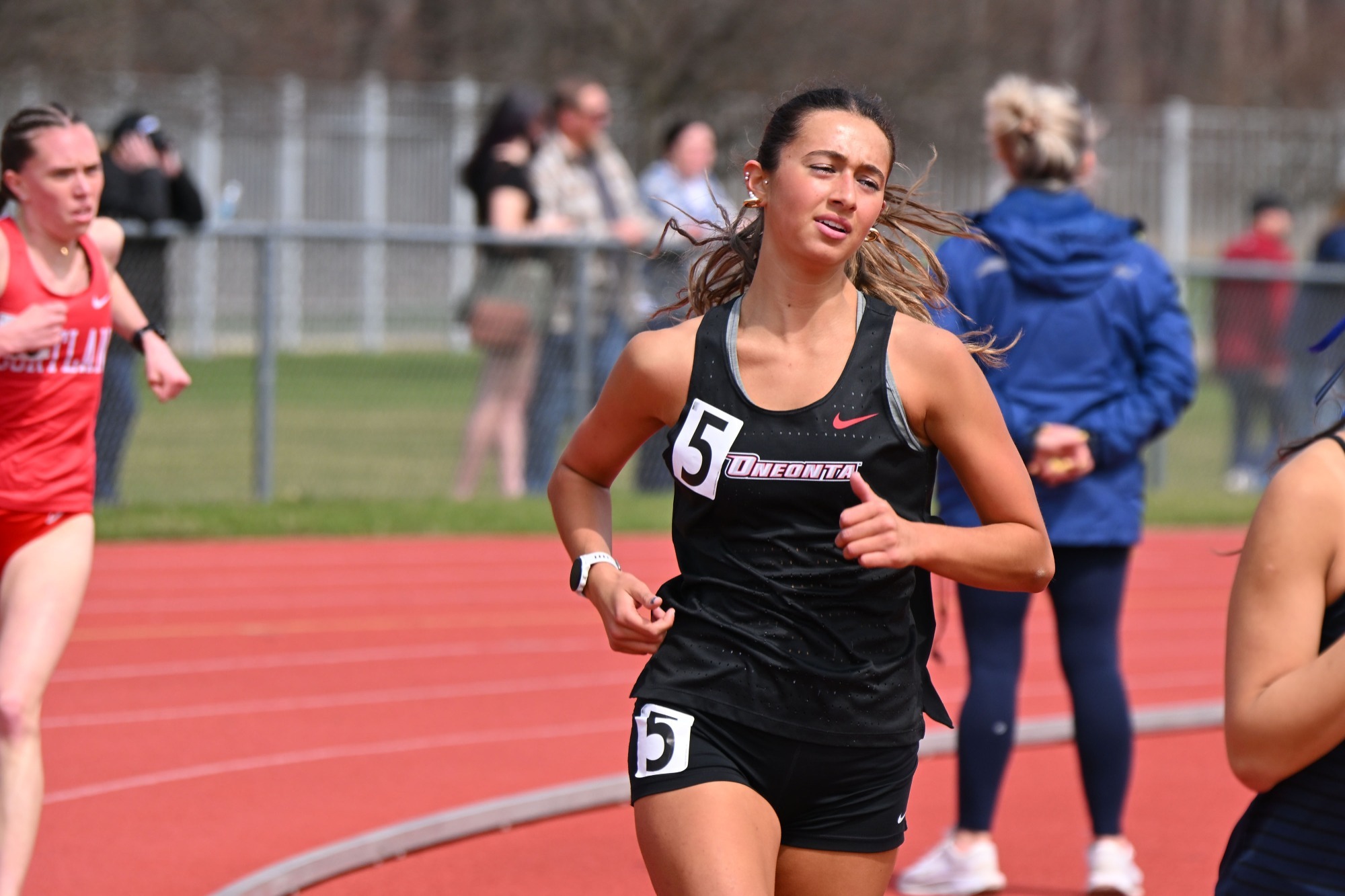 Jill Cinquina running in the 1500 at the Cortland Red Dragon Open