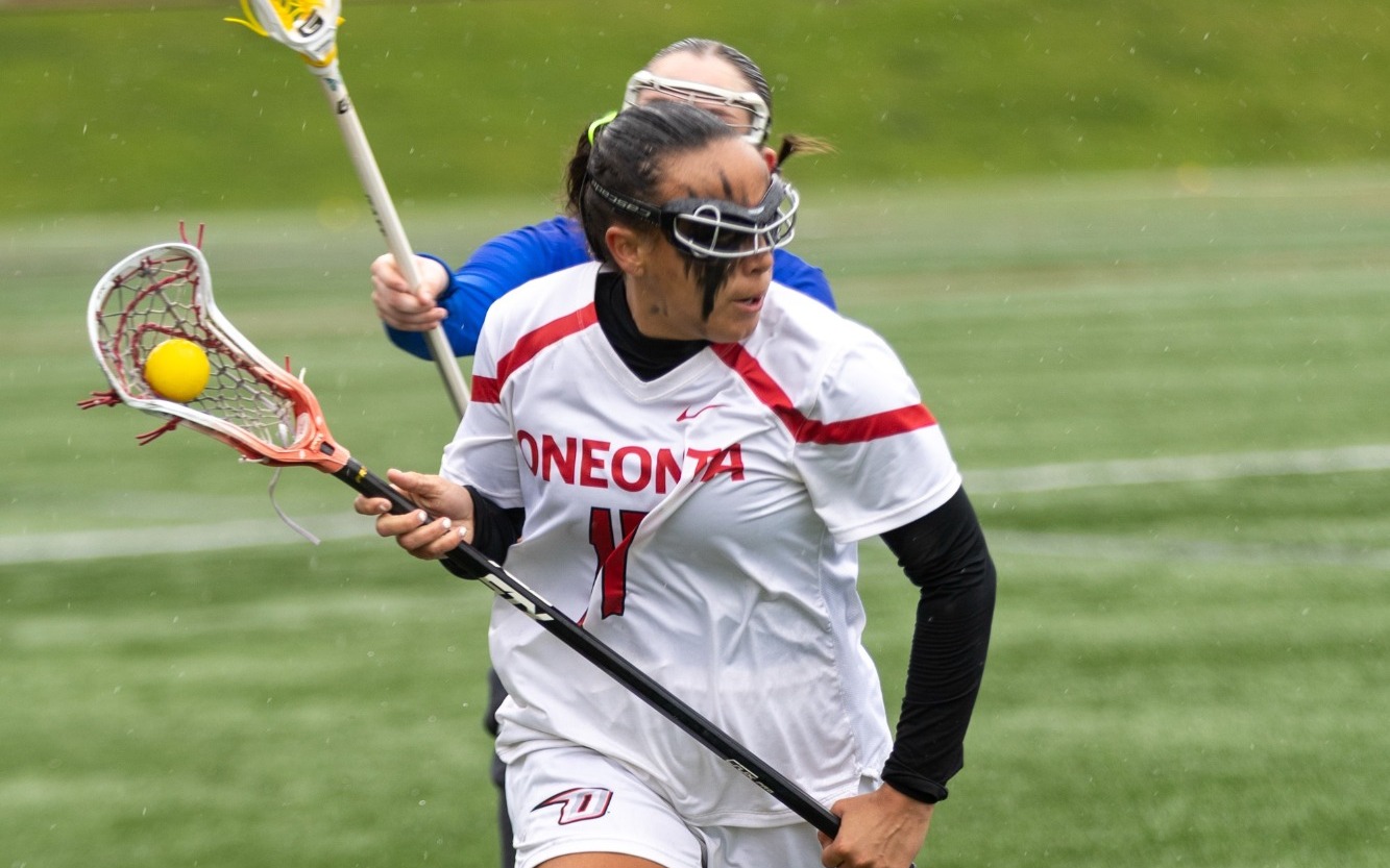 Chelsea Dodenhoff playing lacrosse