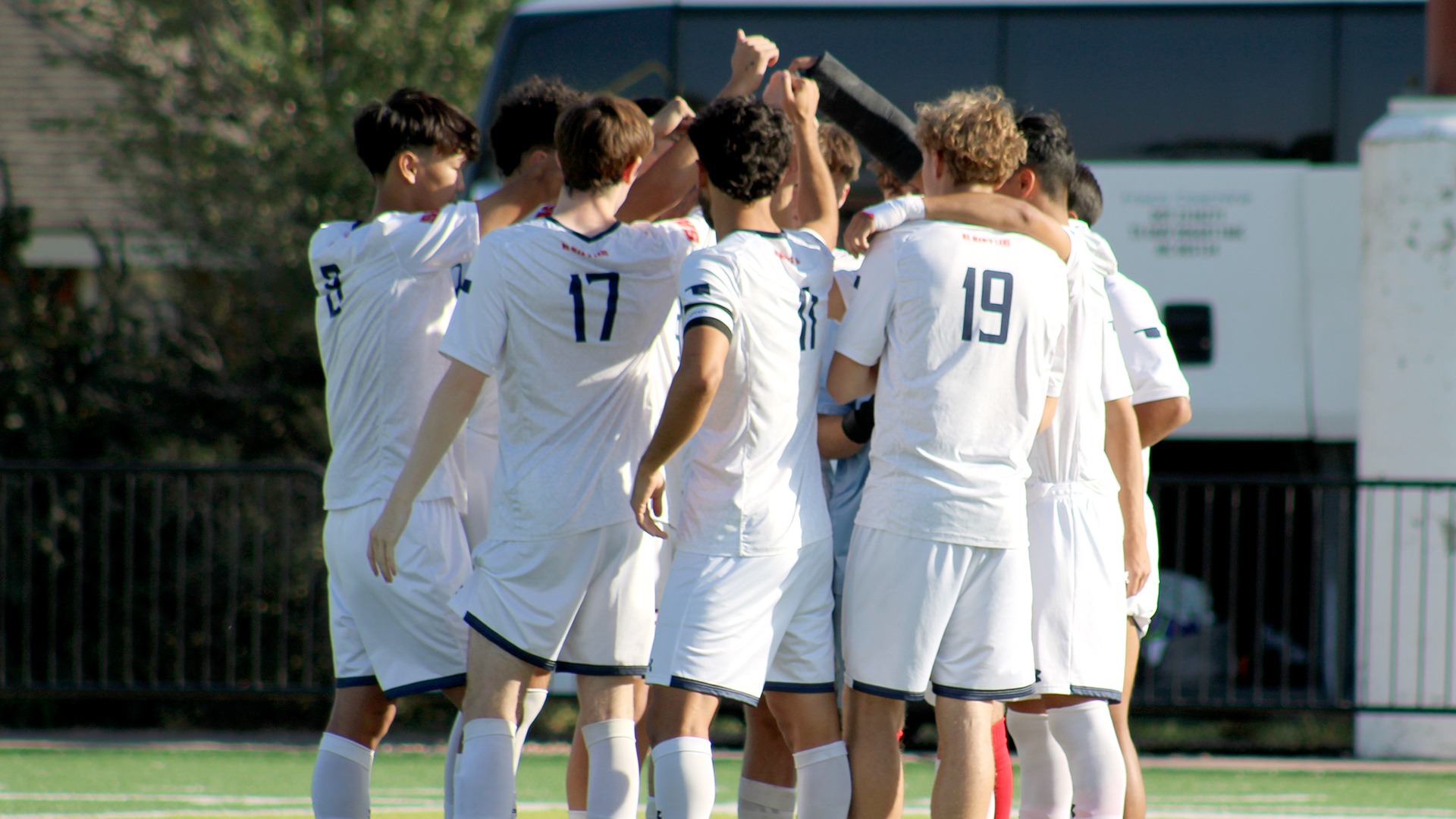 MSOC_Team_Huddle_ArmsUp