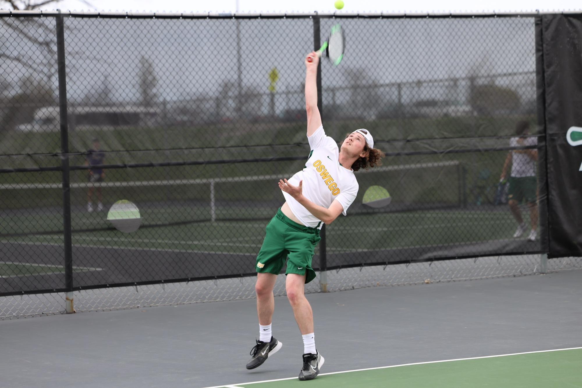 Matt mannara with the serve for the lakers