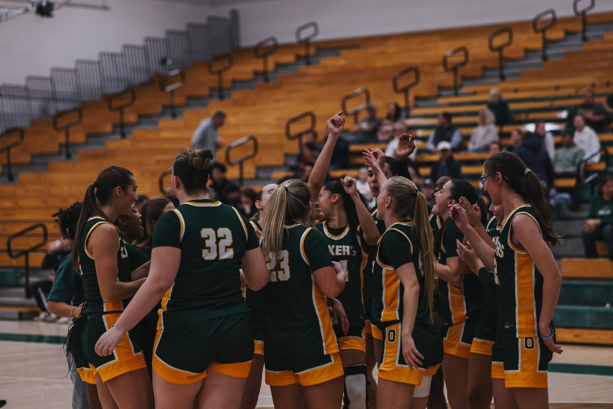 womens basketball team huddle