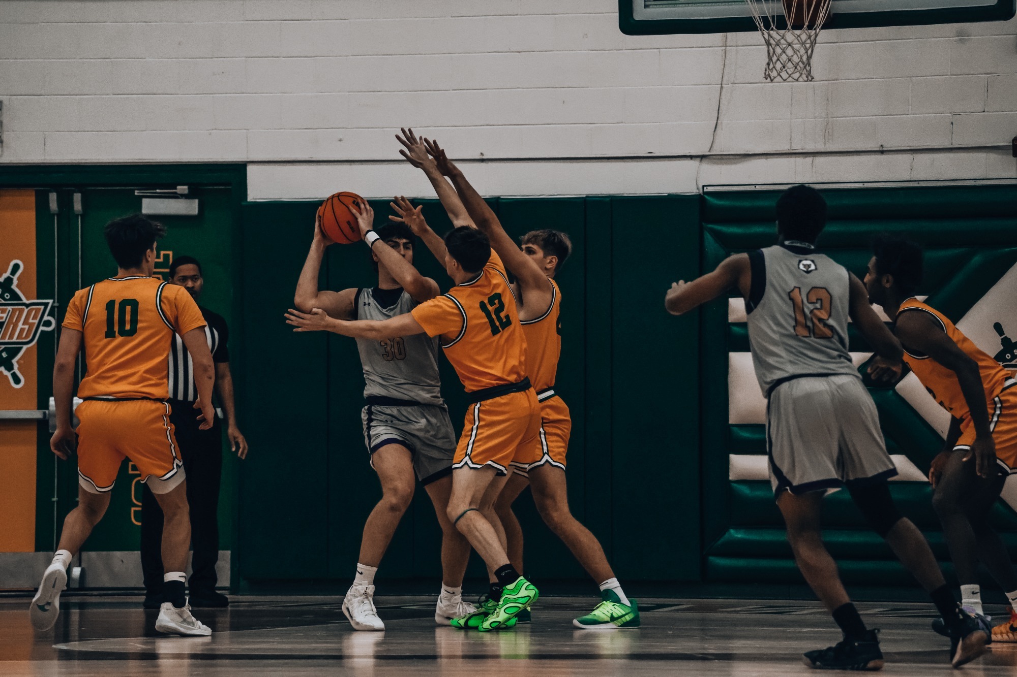 mens basketball playing group defense