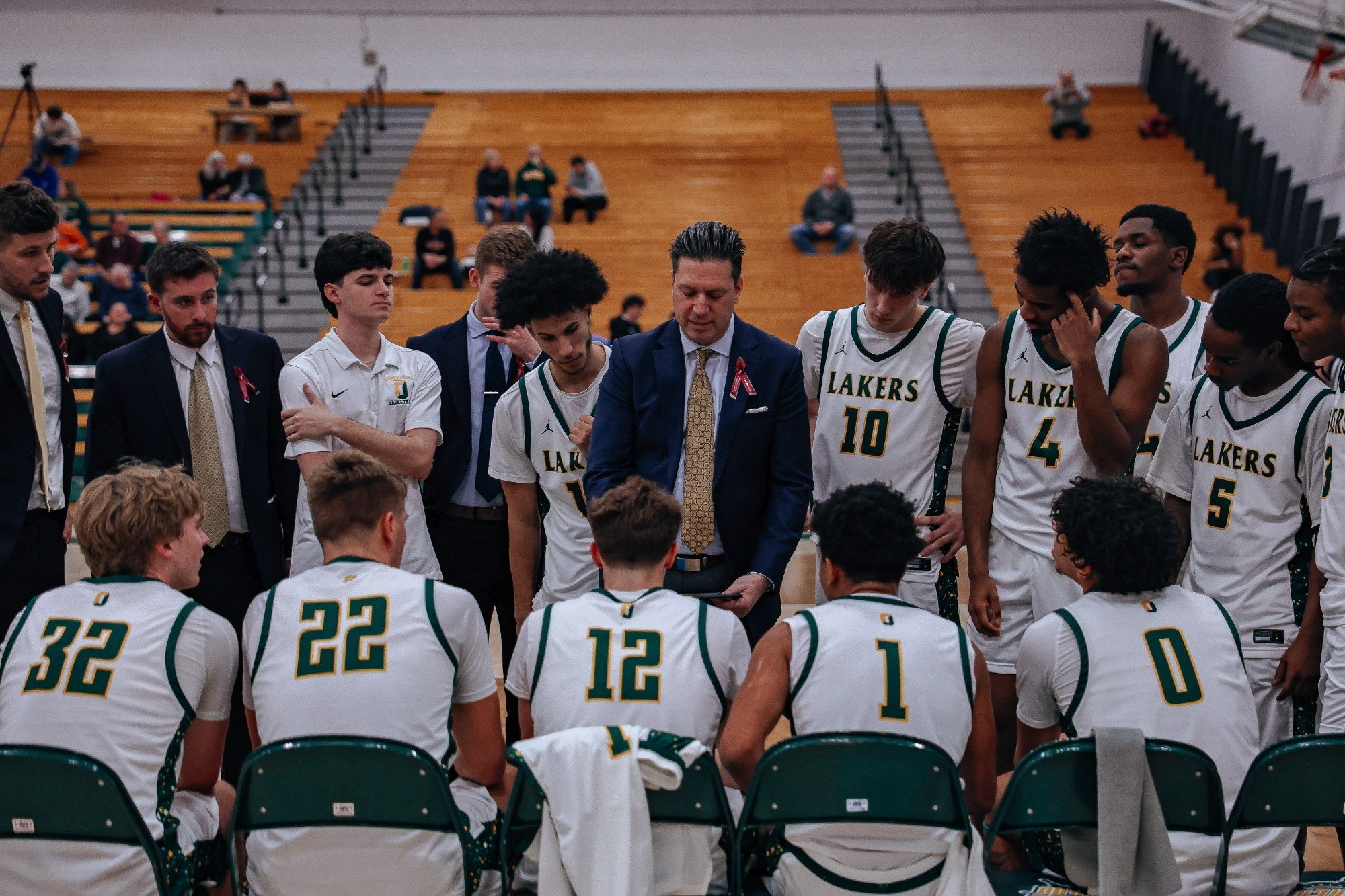 Mens basketball team huddle