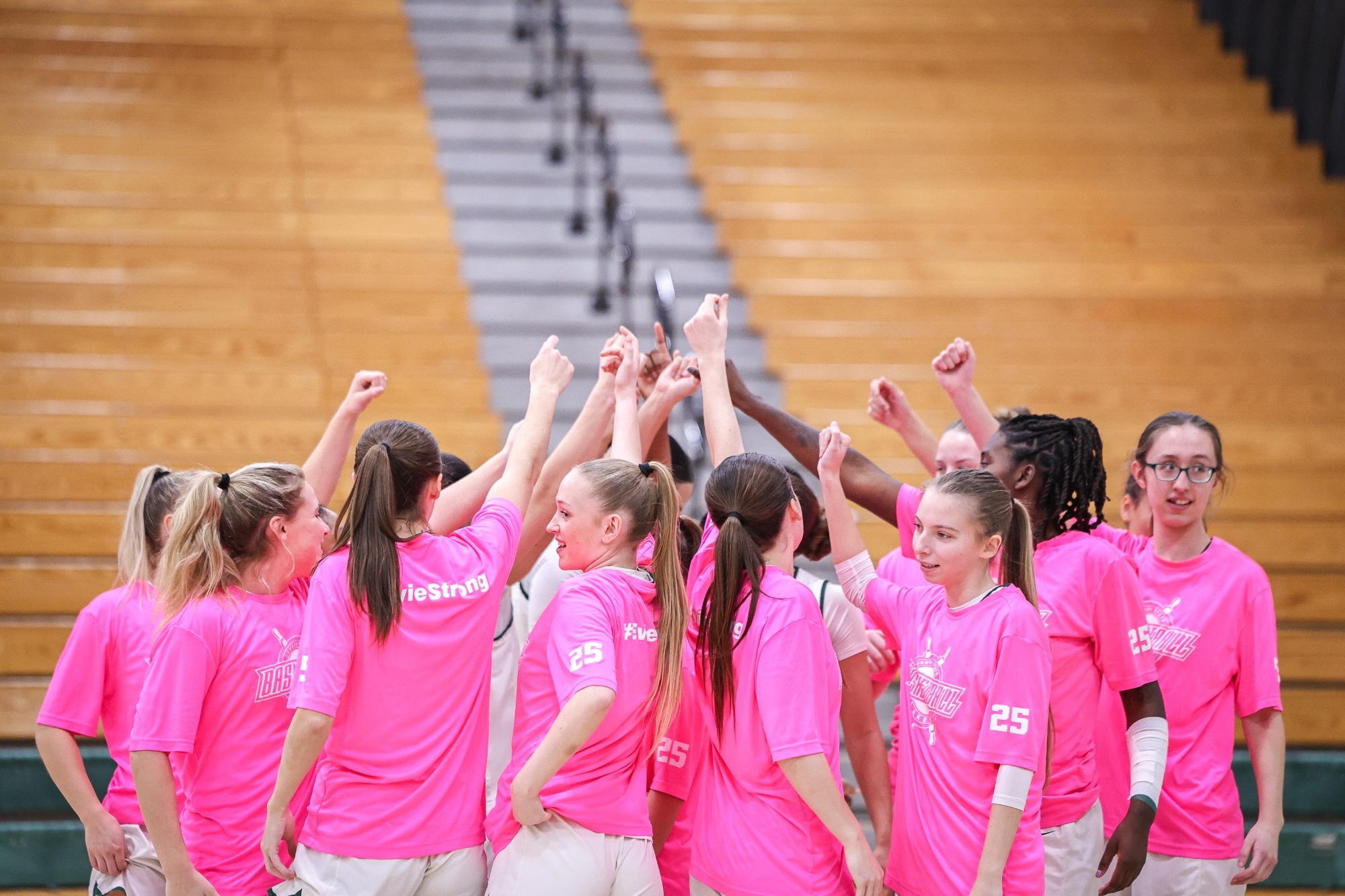 womens basketball huddle