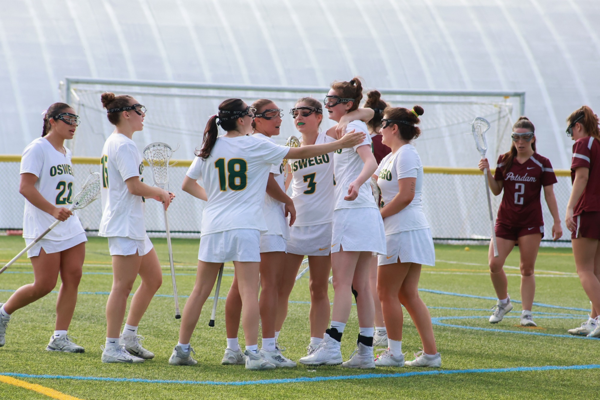 womens lacrosse team huddle
