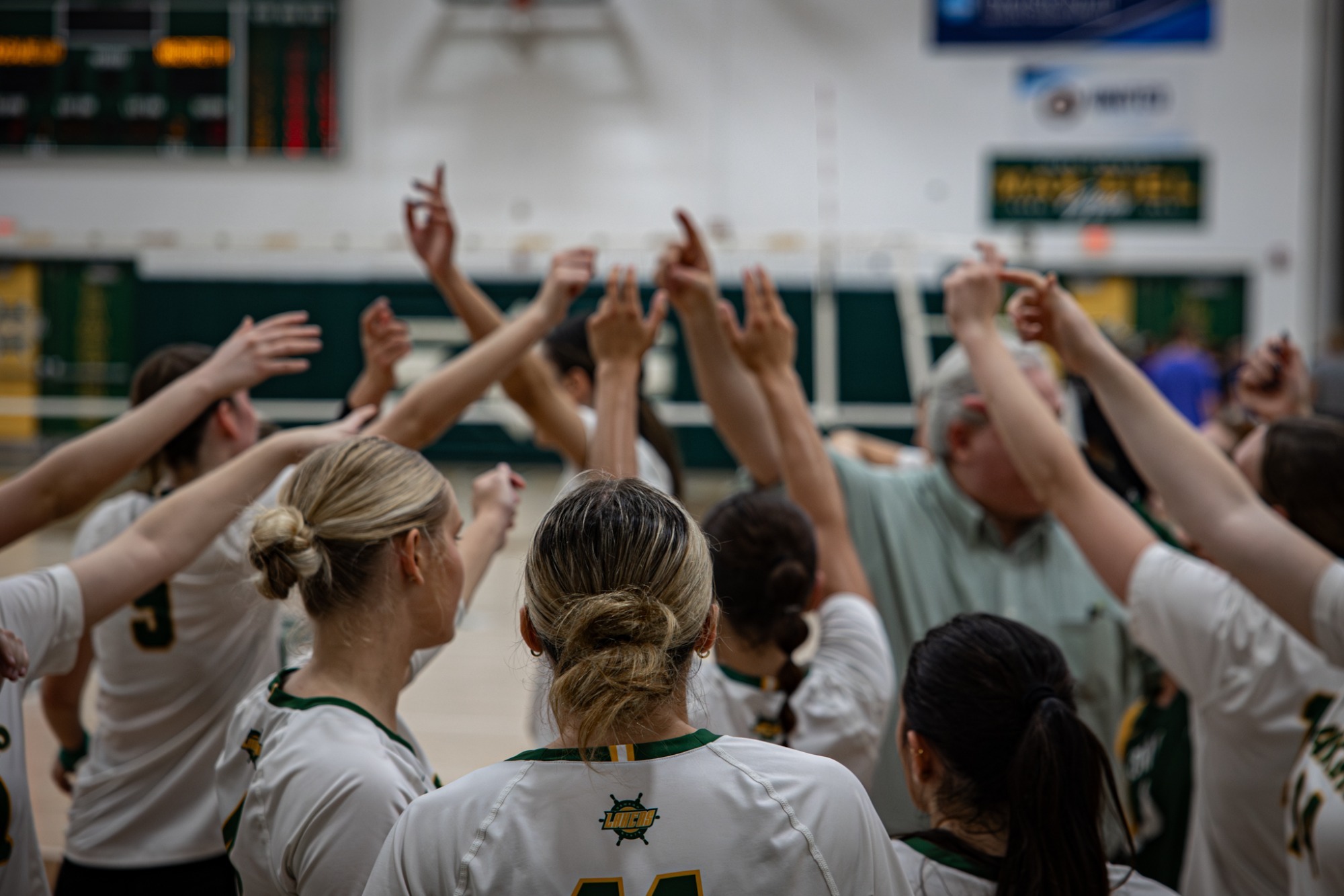 womens volleyball huddle