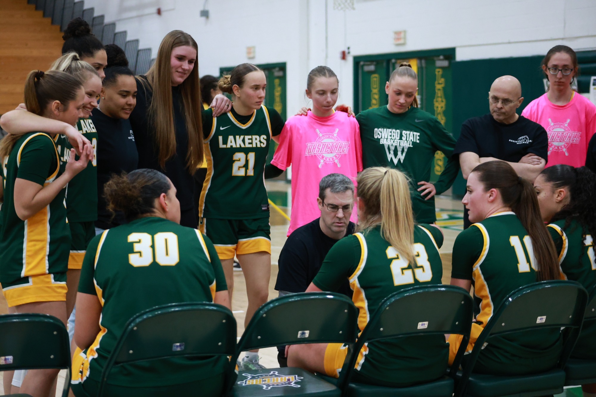 womens basketball team huddle