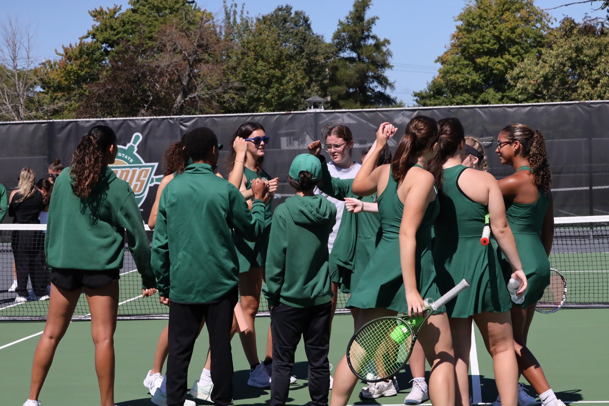 womens tennis team huddle