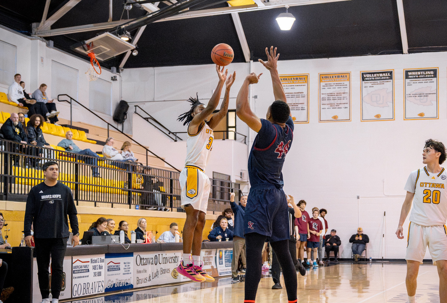 Micah_Willis_Action_Sterling_MBB2526_23432