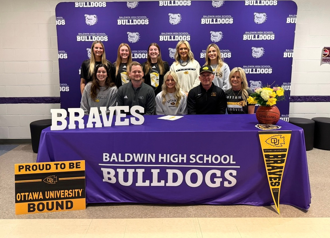 Chloe_Neufeld_2627_WBB_Signee