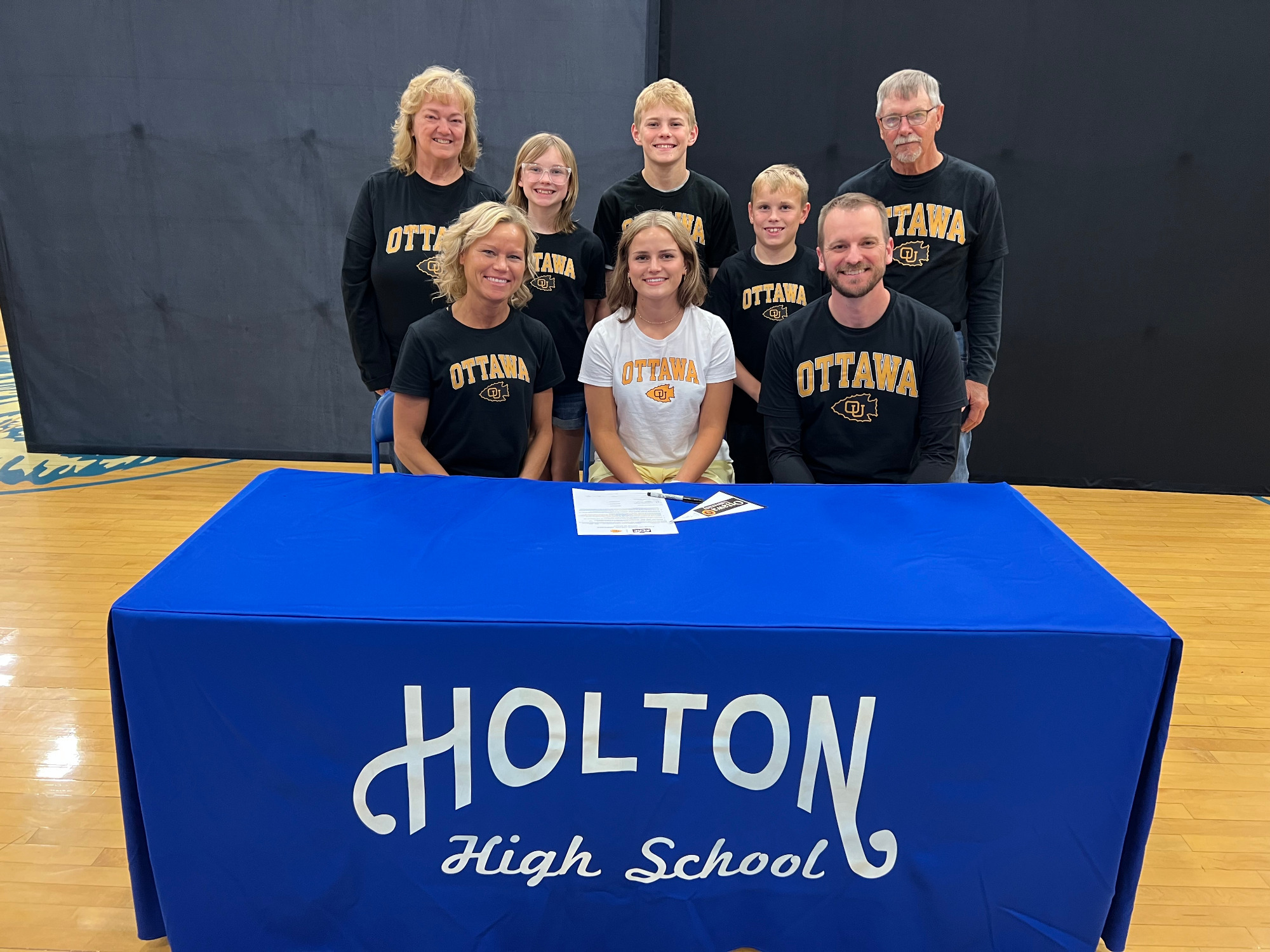 Lili_Tanking_Signing_WBB2627_234324
