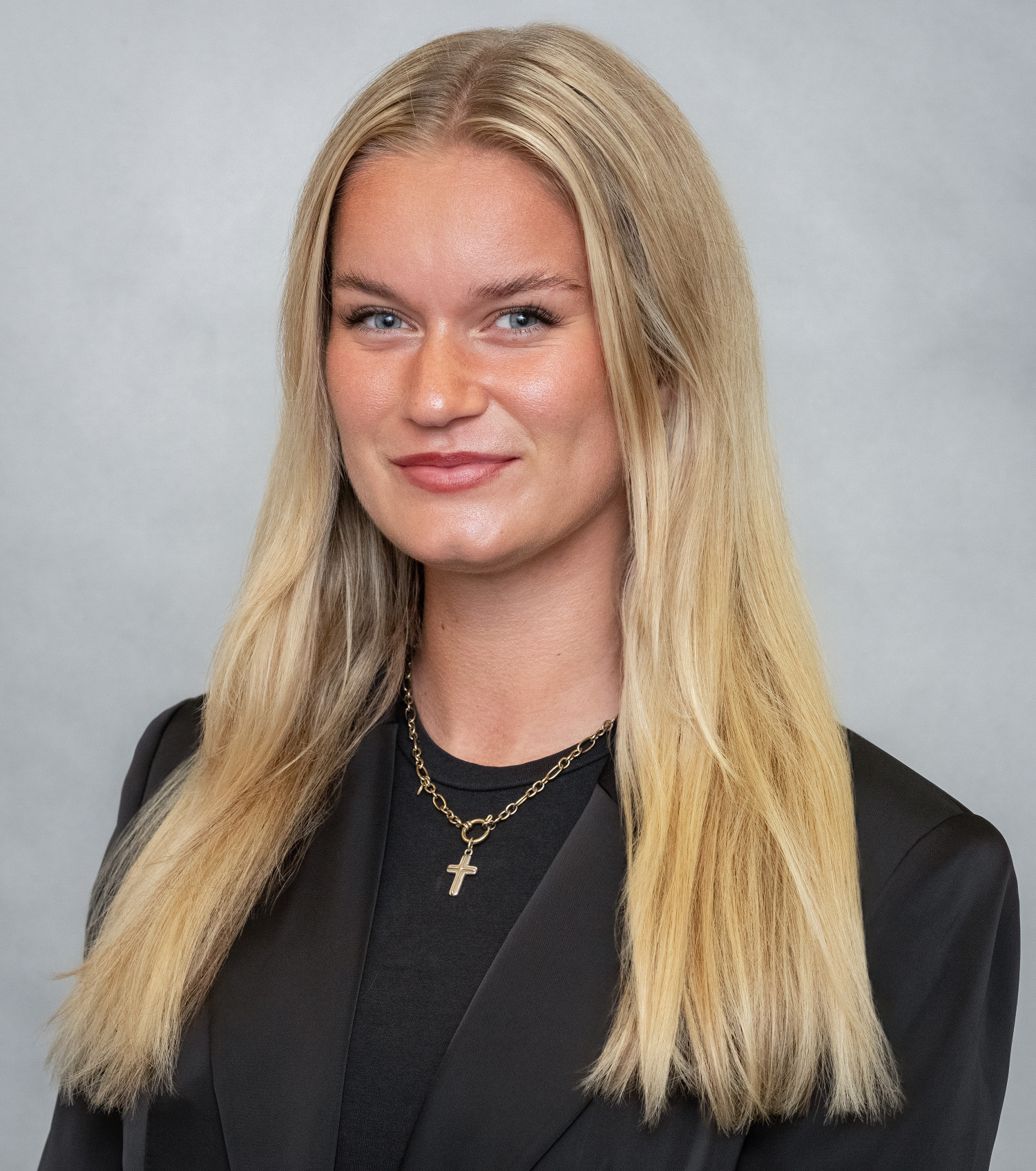 Benthien_Lina_HeadShot_2627