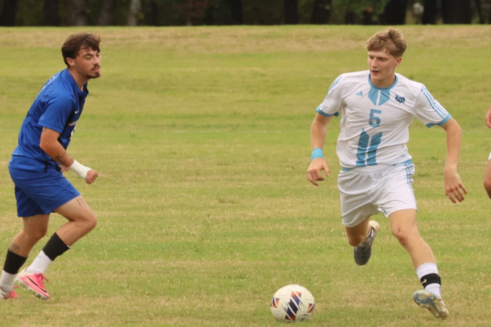Simon Roth controls the ball