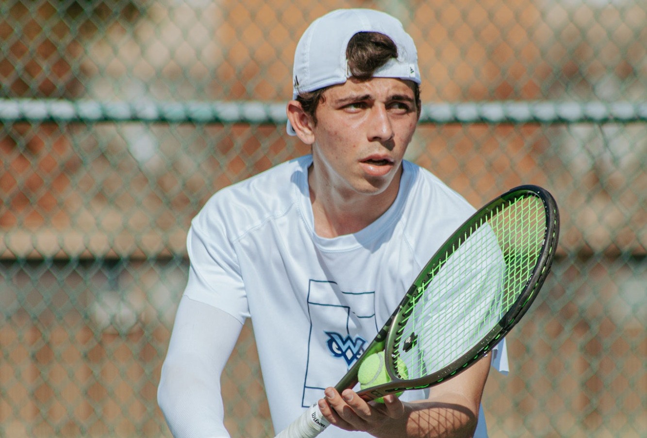 The W men's tennis split its weekend matches