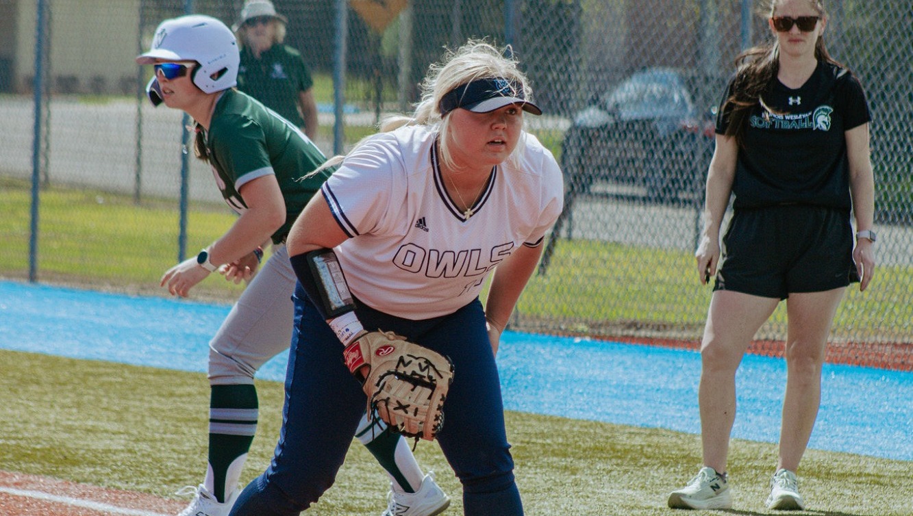 Firstbaseman Kaylee Crawford