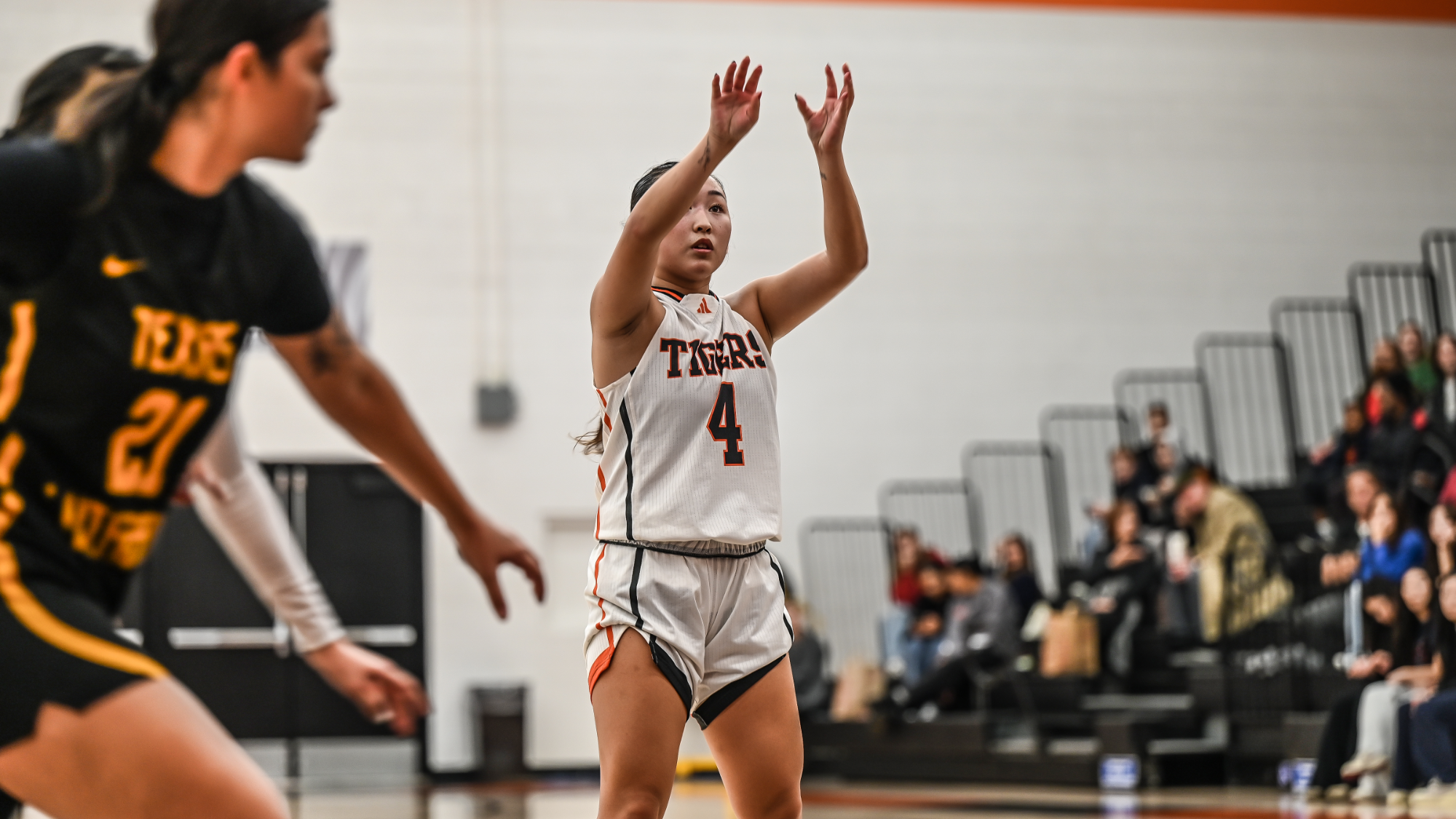 dara tokeshi shoots a free throw