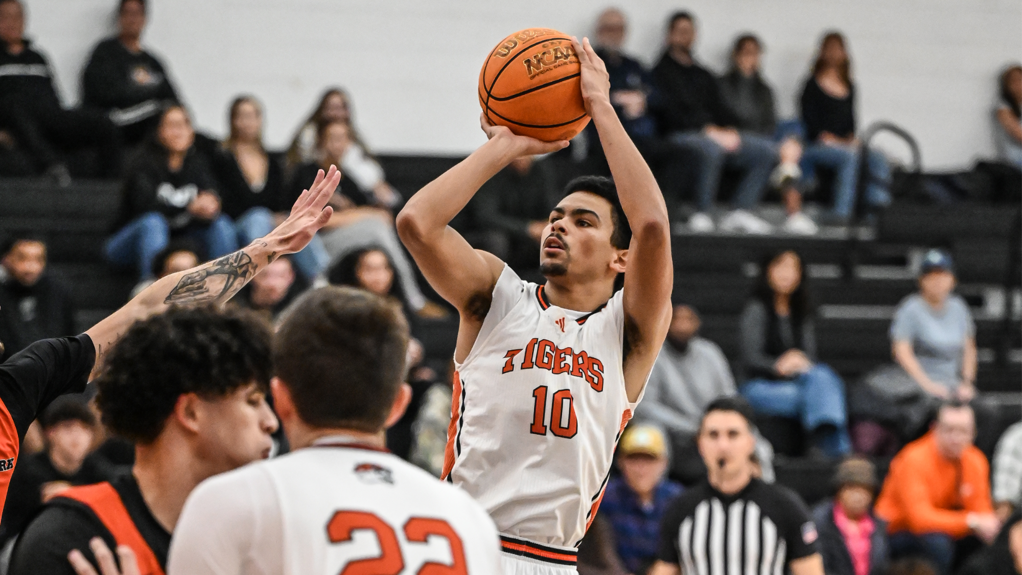Nasir Luna shoots a jumper