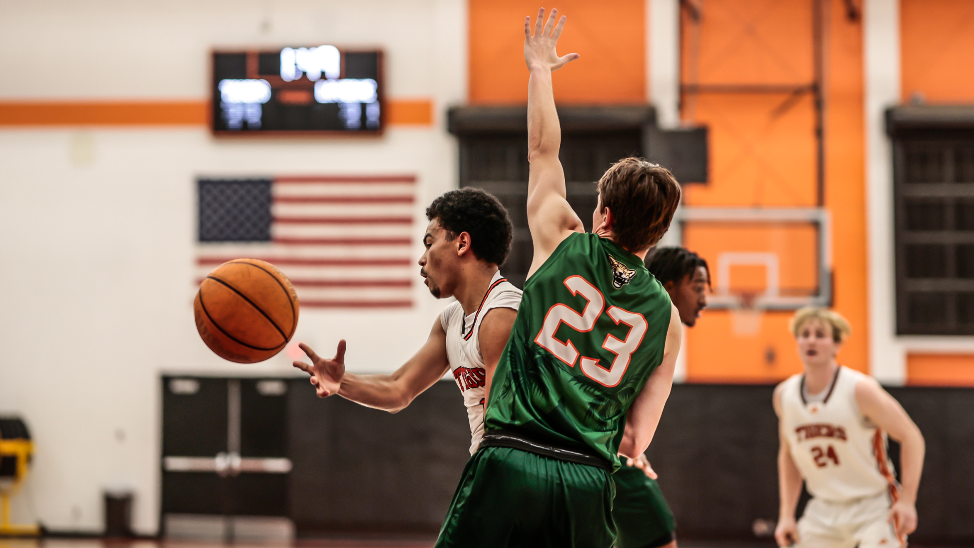 Nasir Luna makes a no look pass