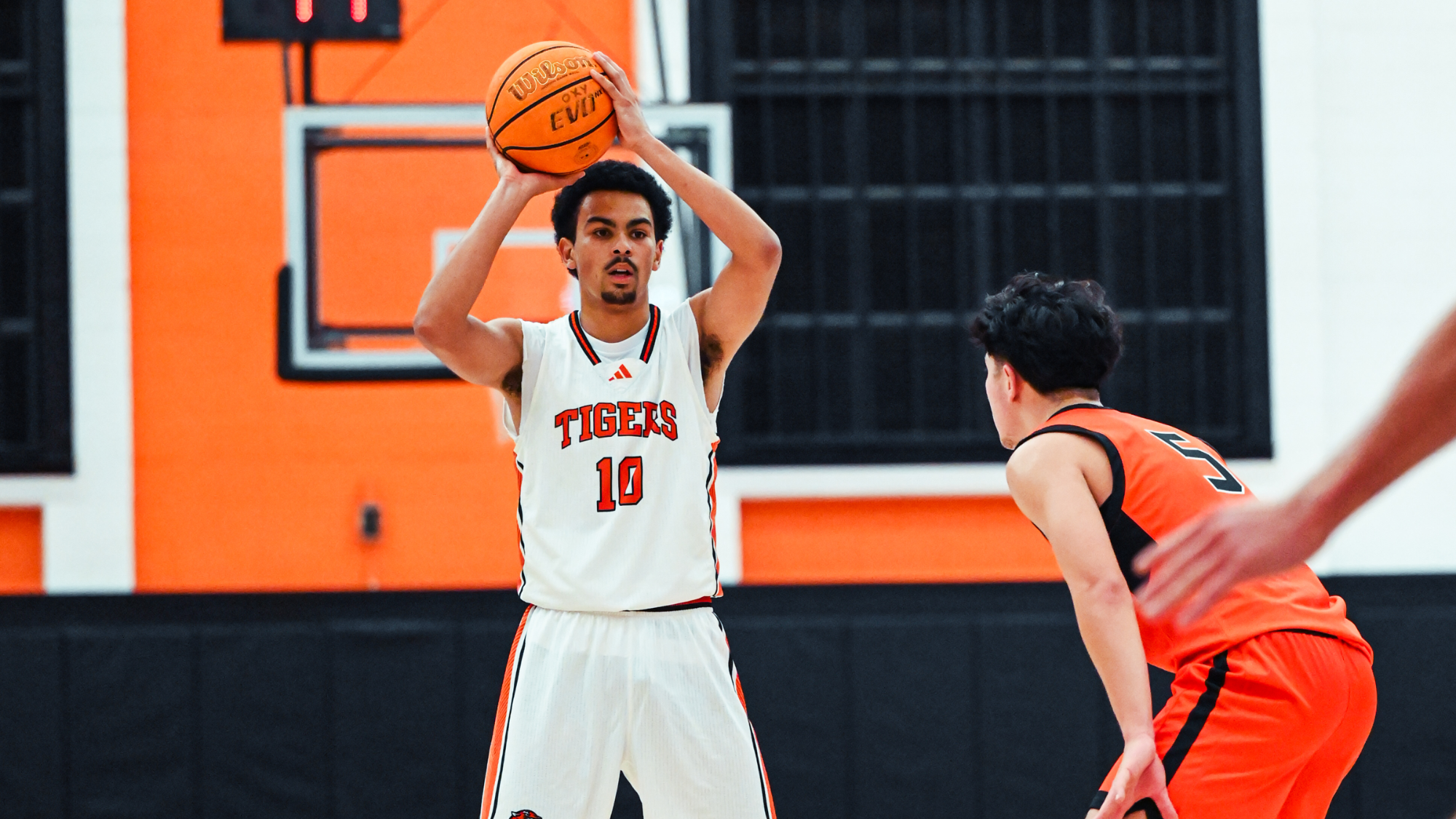 Nasir Luna looks to pass