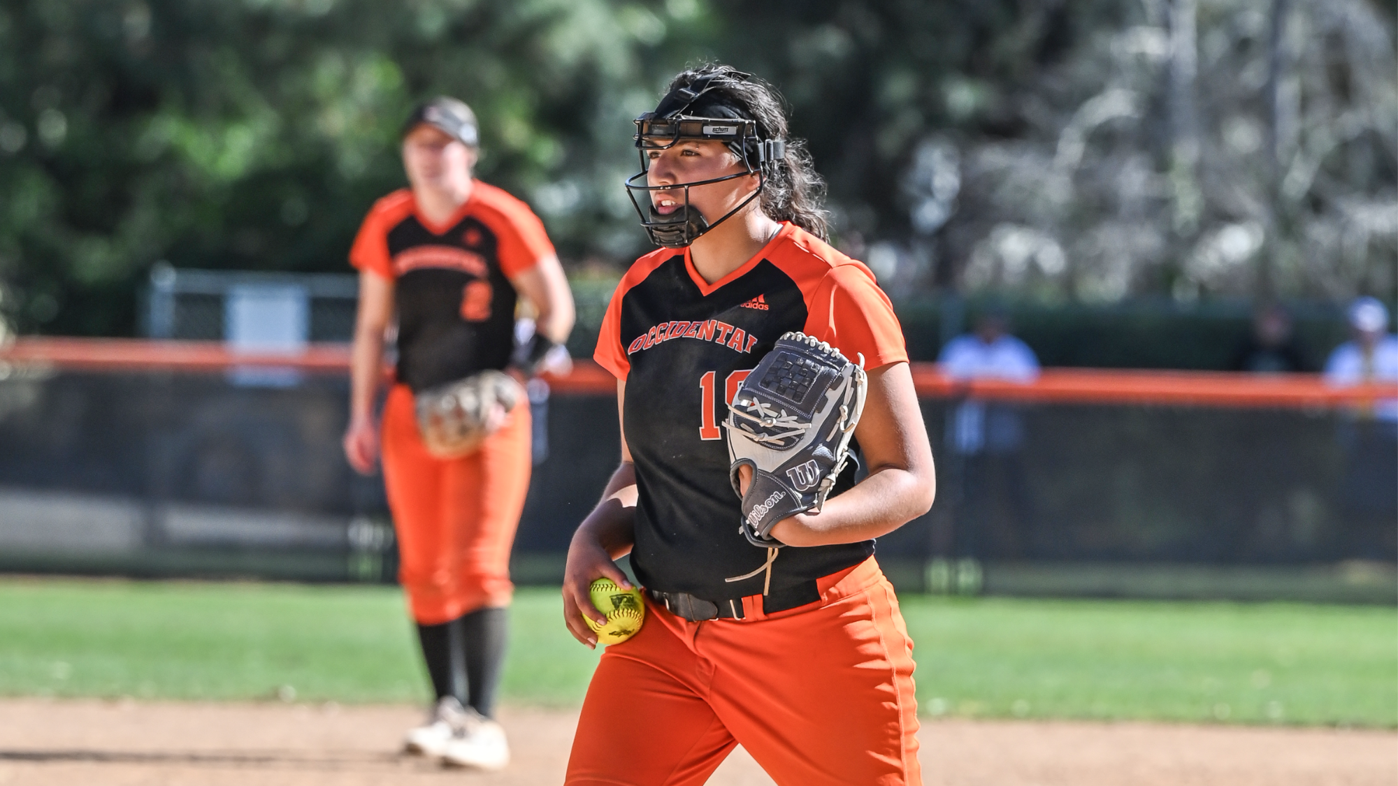 Jacynda Lindsay about to throw a pitch