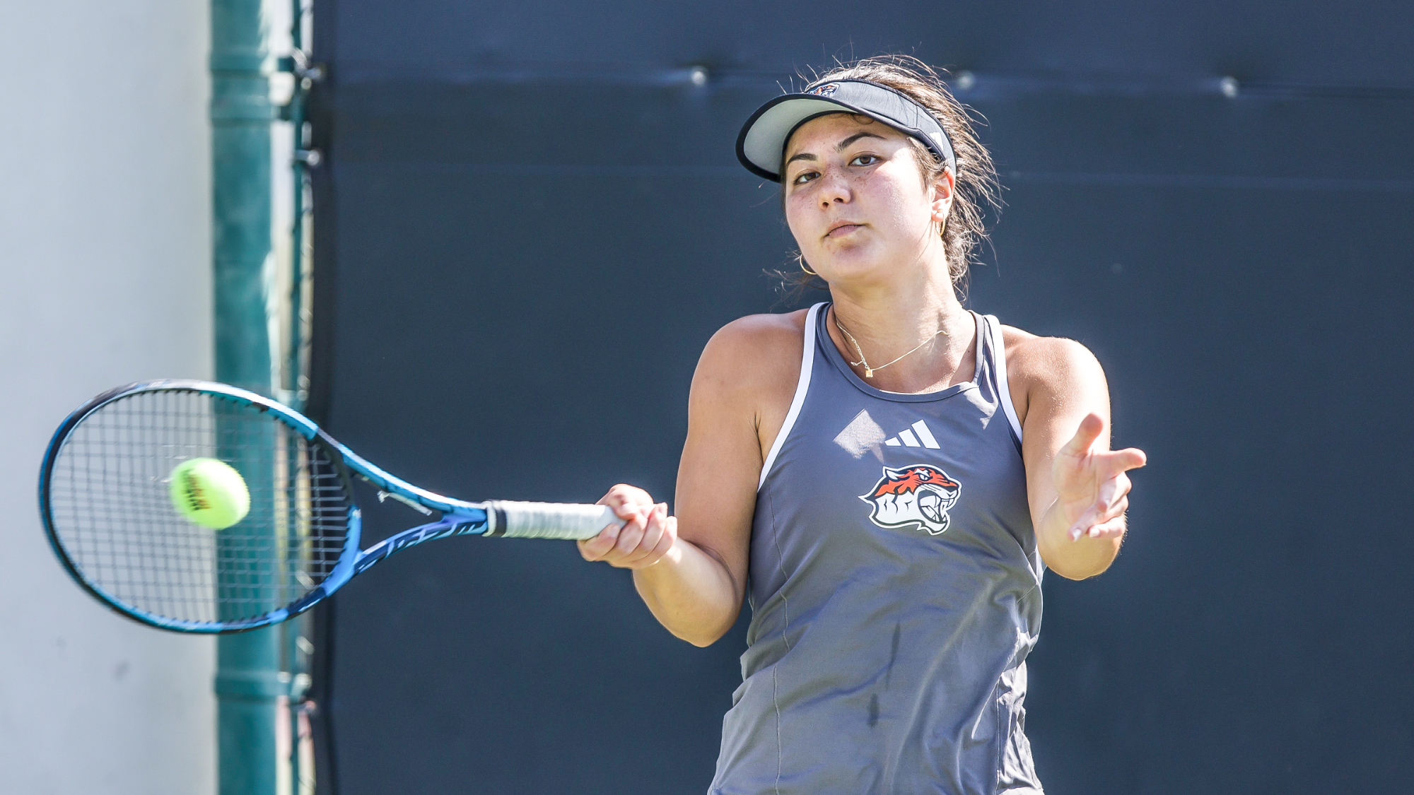 Lilia Tanabe hits a forehand