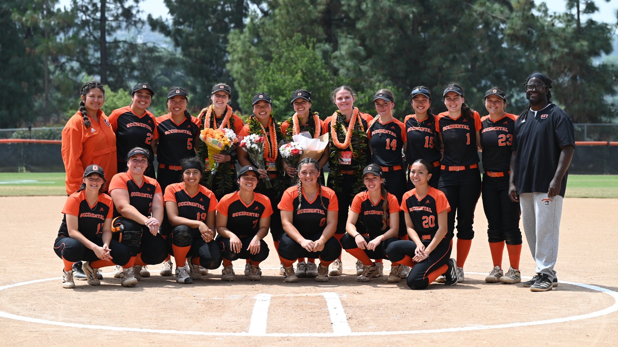 softball senior day team photo
