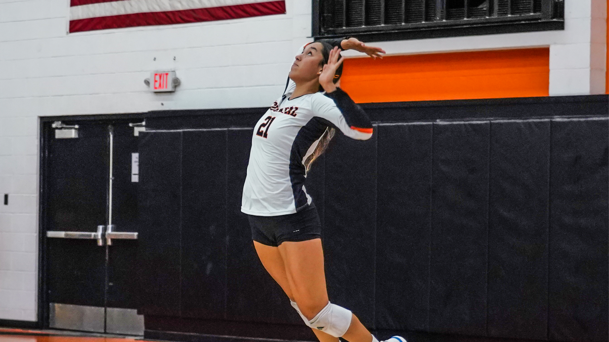 eyleen sanchez hits a jump serve