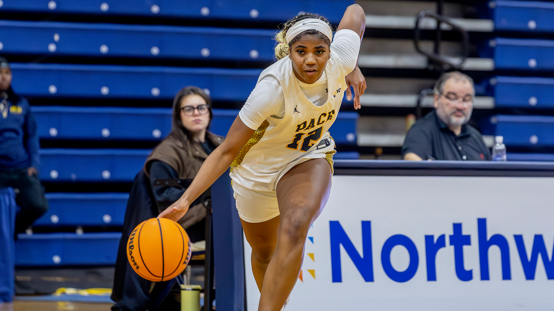 Anisa Akinola 2025-26 WBB Action Shot
