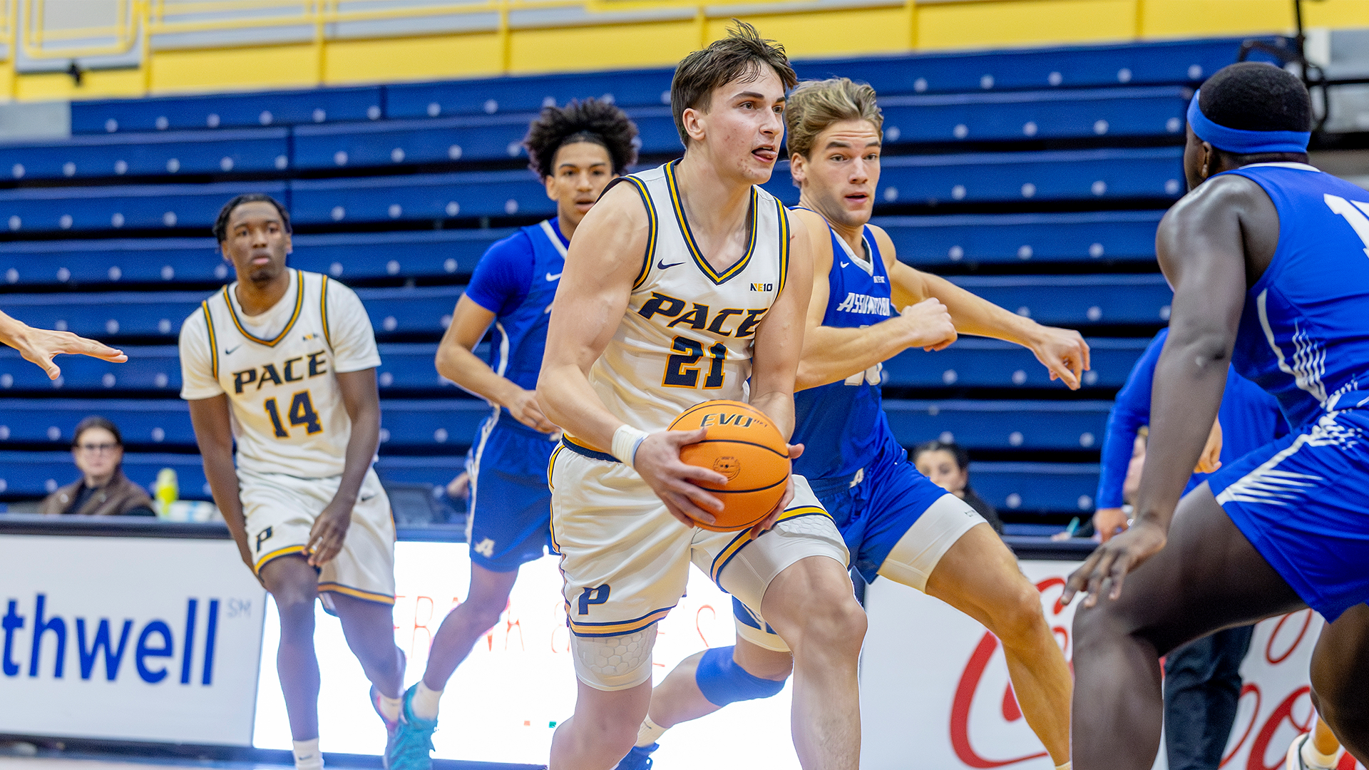 Ben Manuel 2025-26 MBB Action Shot