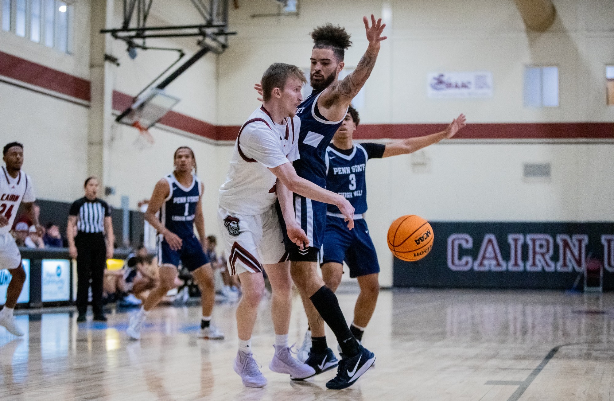 Luke Cughan makes a pass in the paint
