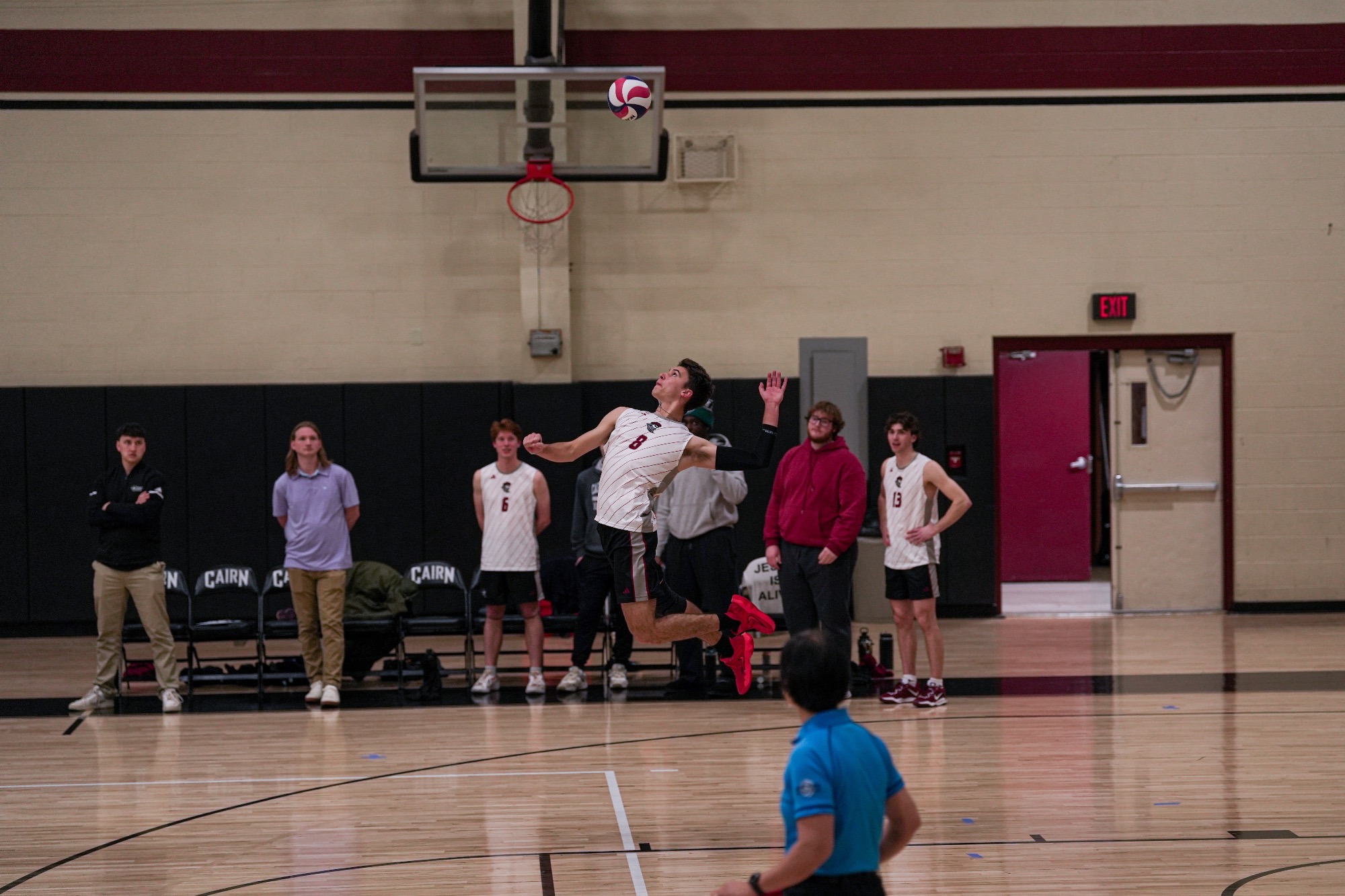 Clark Sizes up Serve