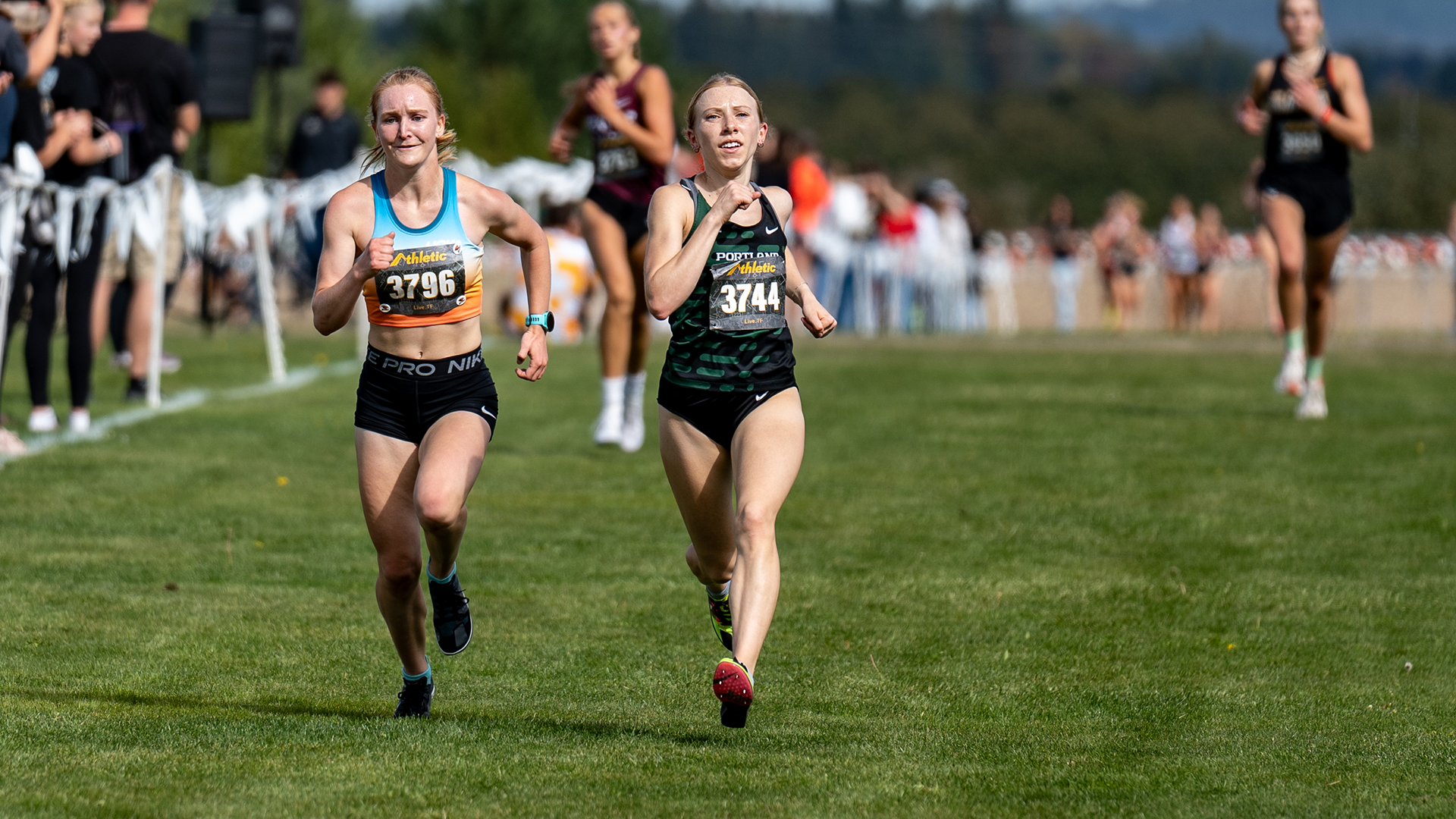 Portland State cross country runner Emma Stolte sprints to the finish at the Mike Johnson Classic.