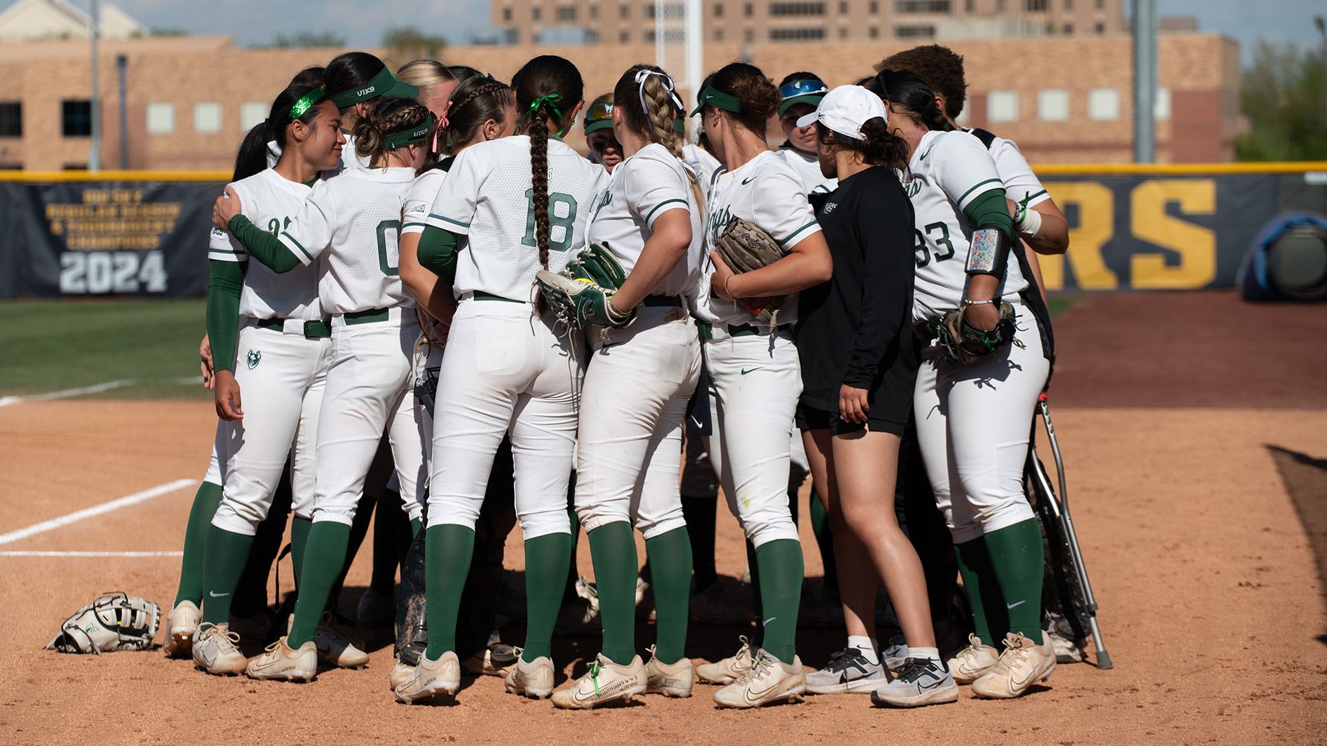 Vikings' huddle at the Big Sky tournament
