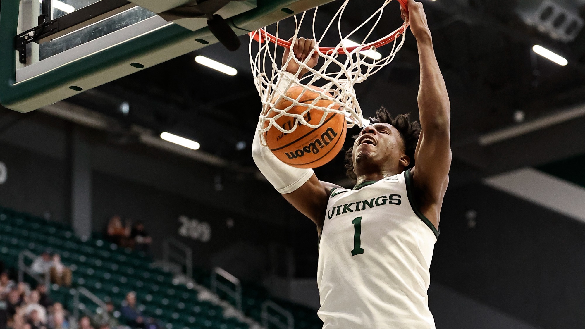 Kelcy Phipps dunks on Montana State