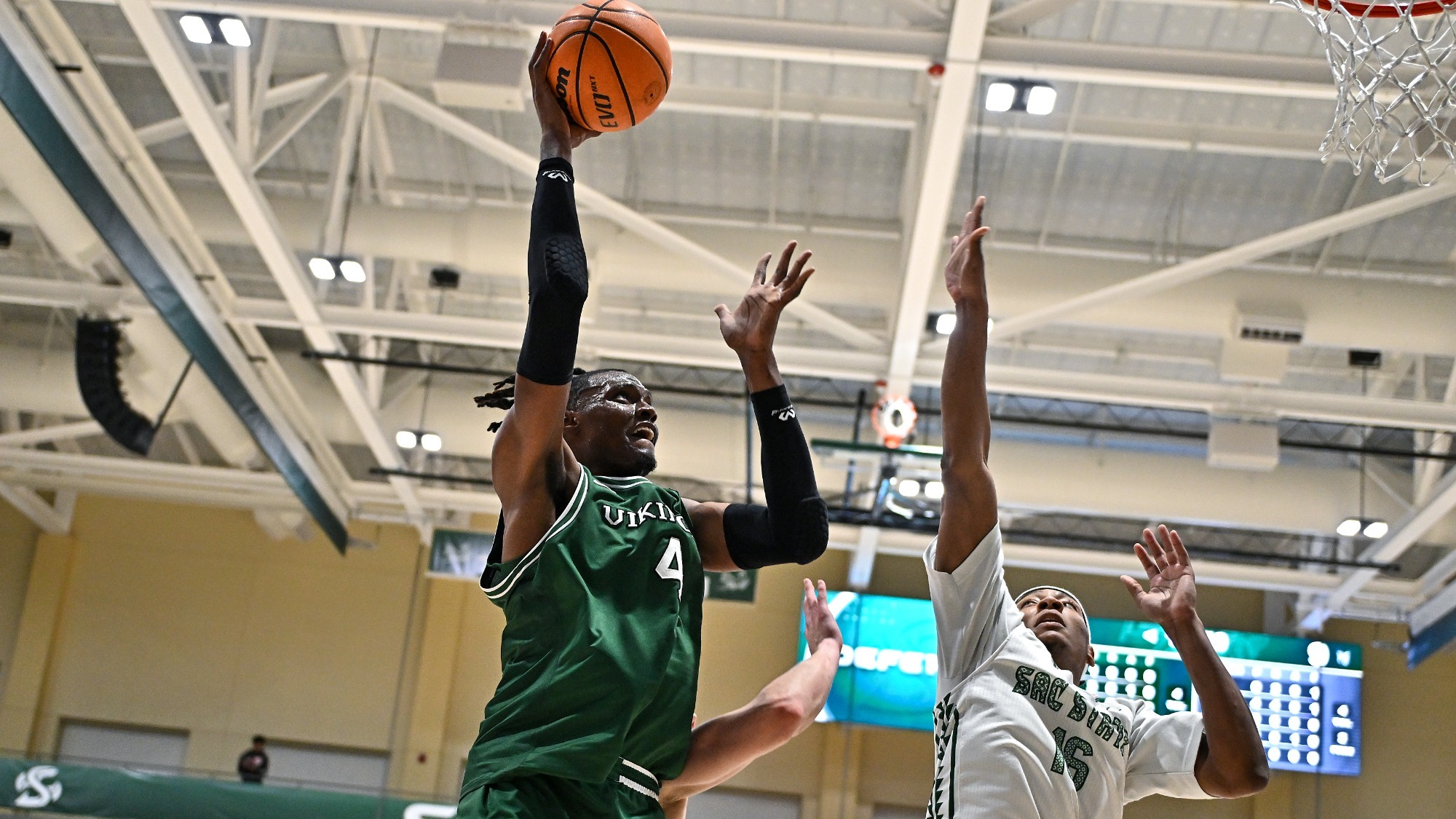 Tre-Vaughn Minott shoots inside against Sacramento State