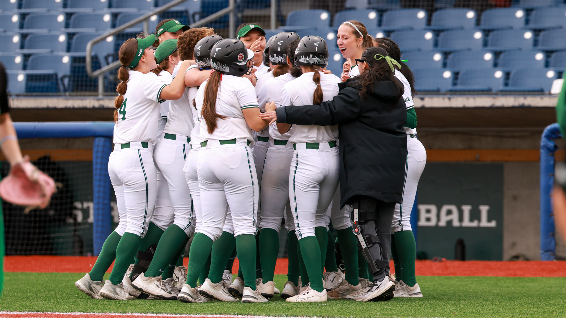 Vikings celebrate winning run against North Dakota