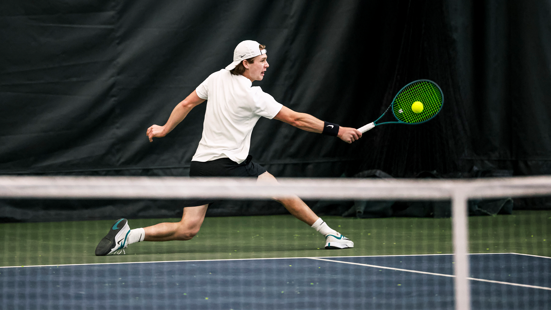 Edoardo Cravanzola returns a shot