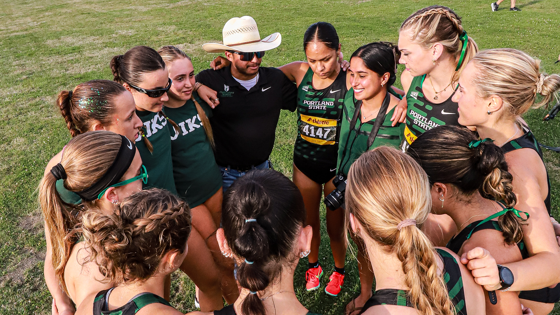 The Portland State women's team huddles together before the start of the Ash Creek Collegiate.