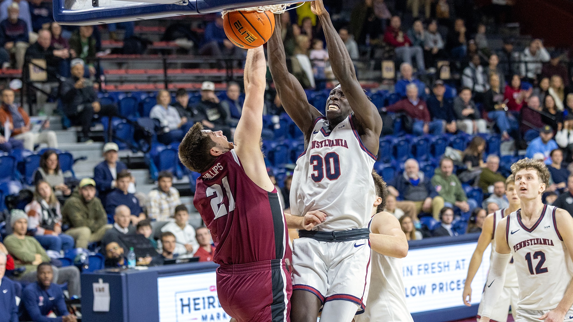 Lucas Lueth dunks against Lafayette 12-08-2025