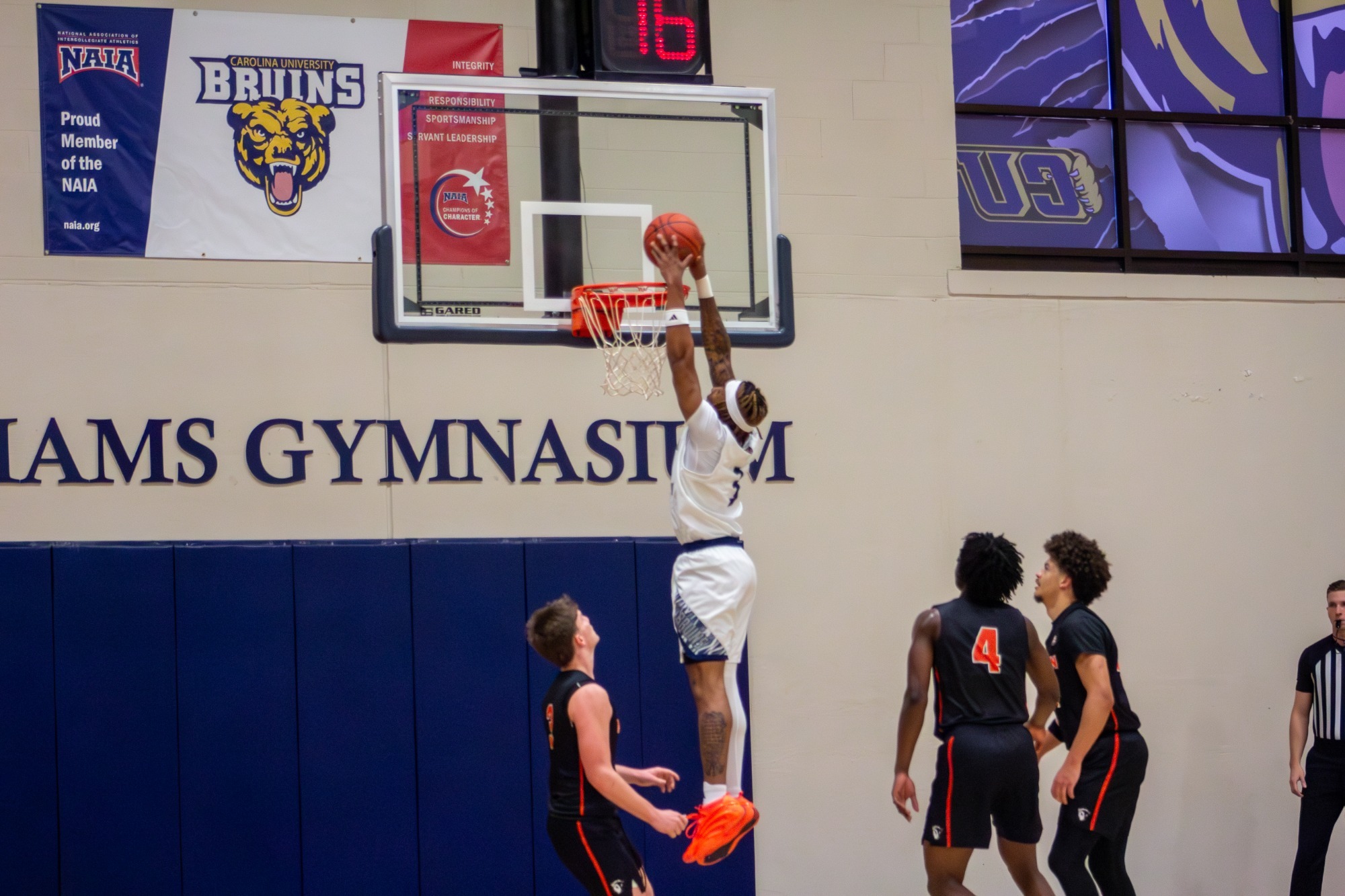 Deuce Ford dunk MBB