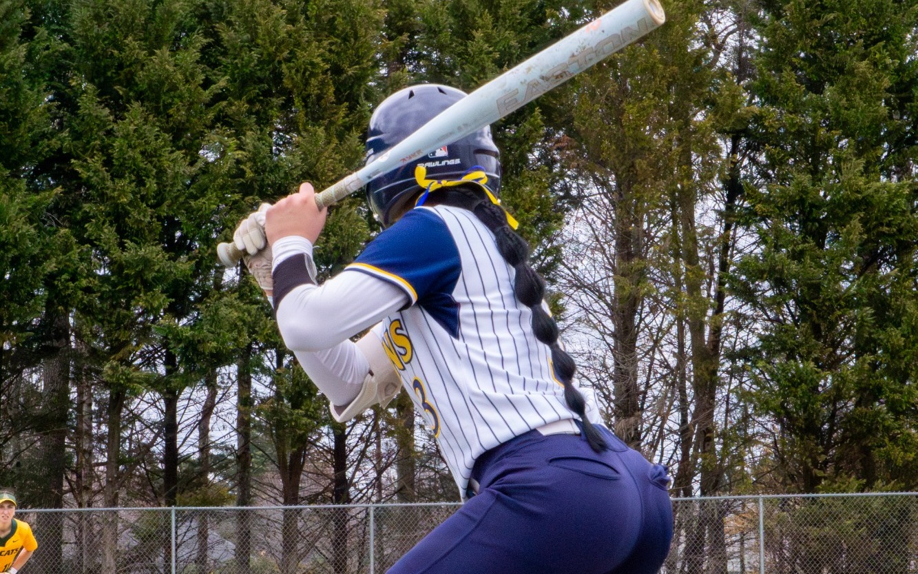 Nathaly Ochoa batting