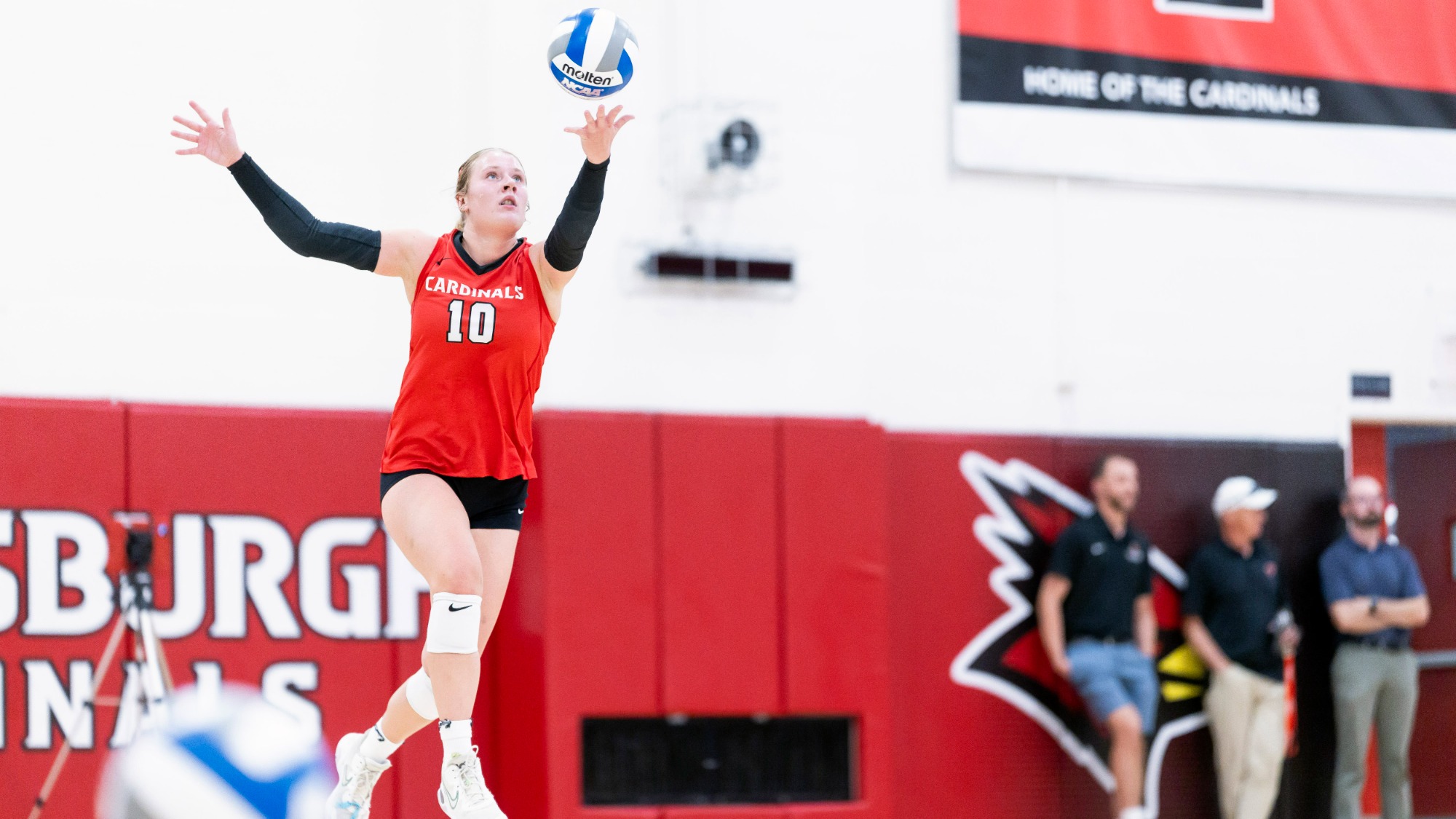 Iris Mulvey serving a volleyball